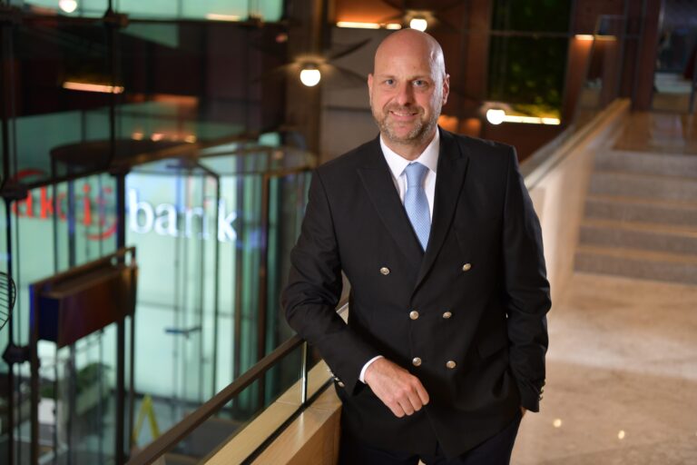 1765954344_AktifBank_MuzafferSuatUtku_Gorseli