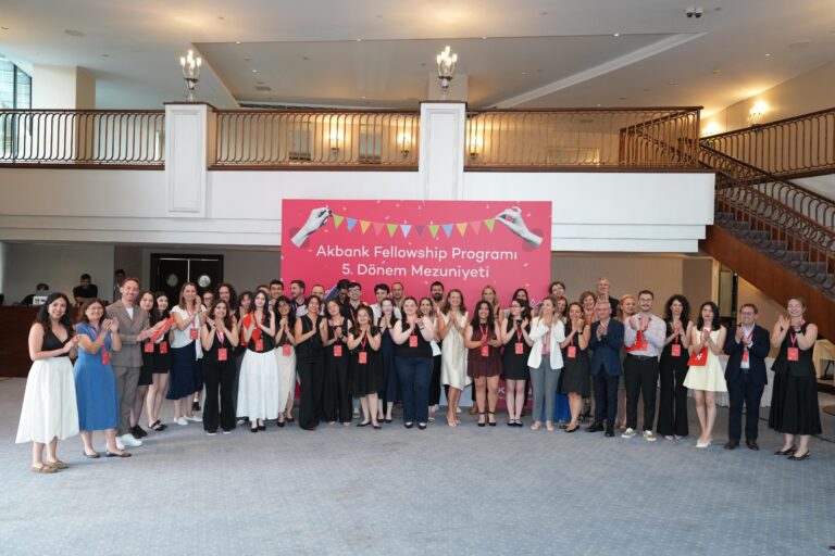 1783577573_Akbank_Fellowship_Program___Mezuniyet_BB_G__rsel